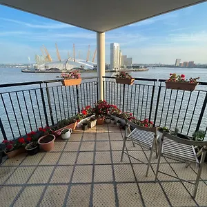 Very Large Ensuite With Wonderful View Over The River Thames In A Peaceful & Calm Residential Building - Shared Flat With 1 Host Homestay